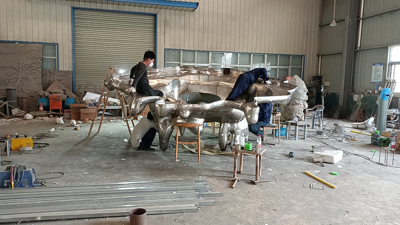 上海-不锈钢镜面镂空大鲸鱼制作过程展示（图ZMzQ2MjY2NTY0） - 雕塑 - 站酷设计师德森雕塑标识景观原创素材 - 站酷ZCOOL