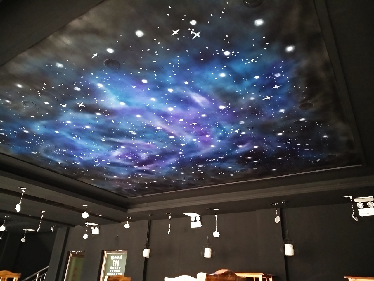 燥脾气精酿啤酒轰趴馆星空顶喷绘