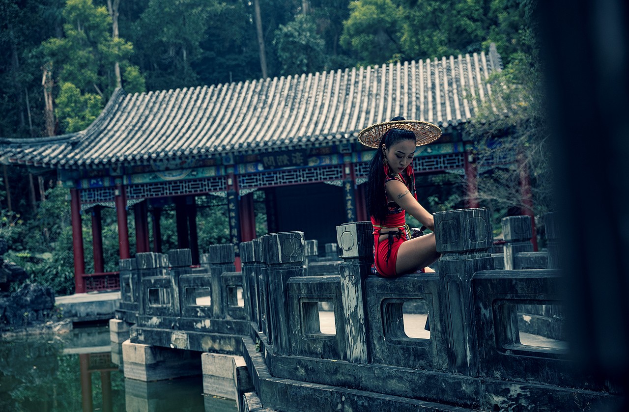 一匹黑马 丨 性感侠女