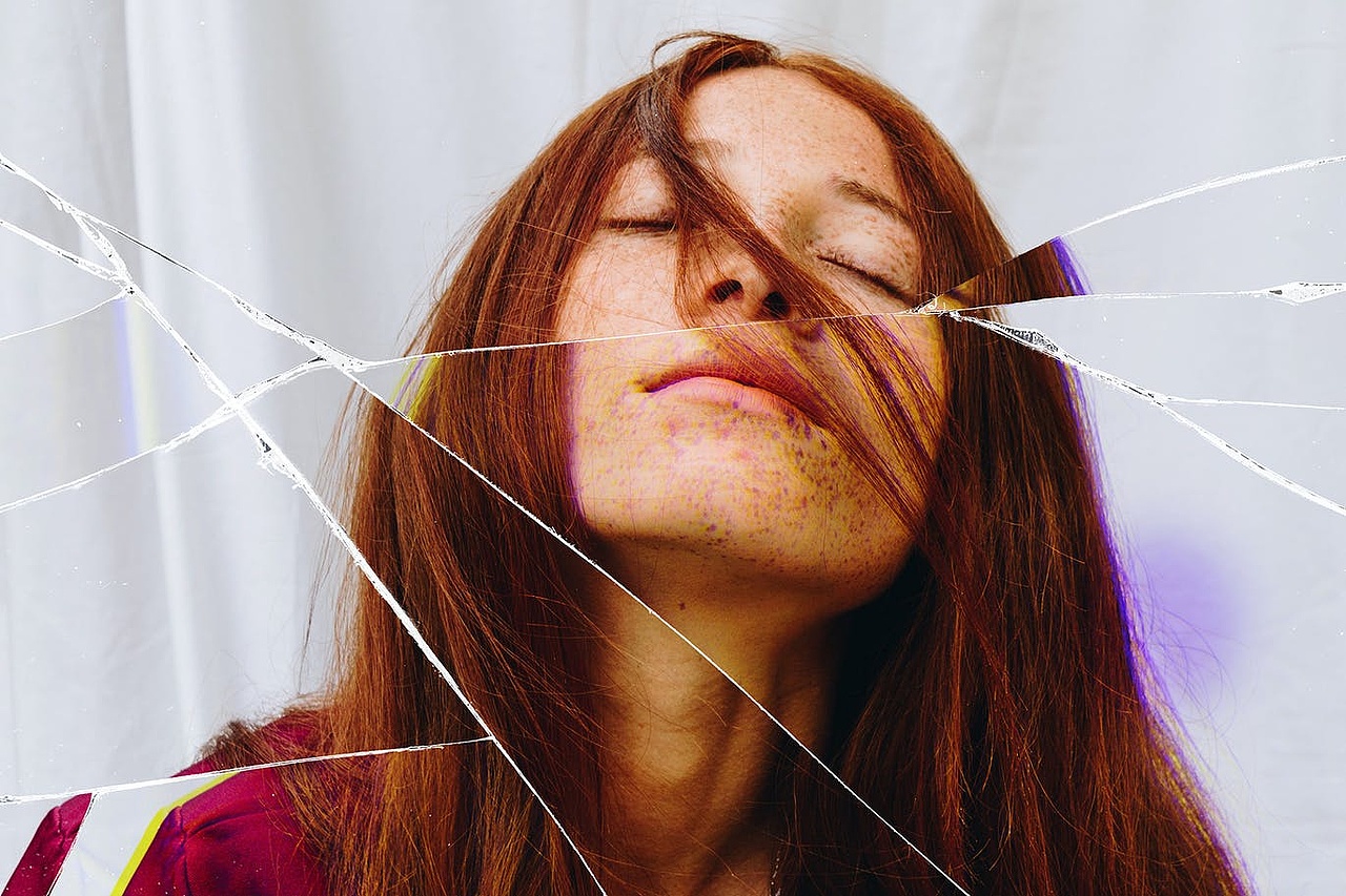 破碎镜子人物摄影-2