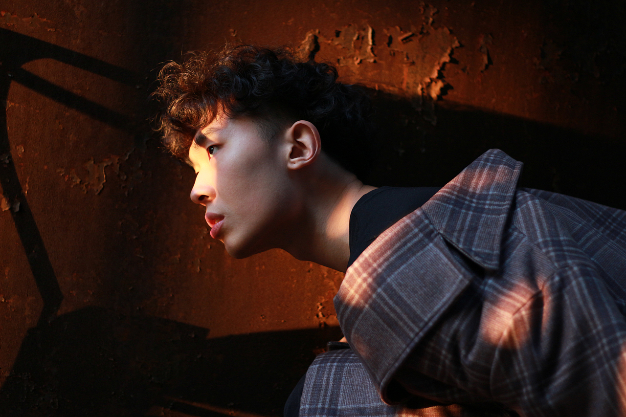 日光倾城而下，时光摆上的印记在身后层层腐朽