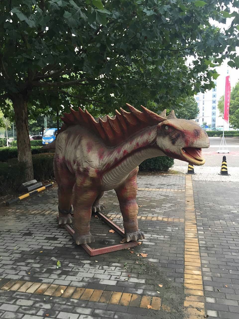 广西大型仿真恐龙霸王龙剑龙角龙可动恐龙假日公园房地产布场广场人气