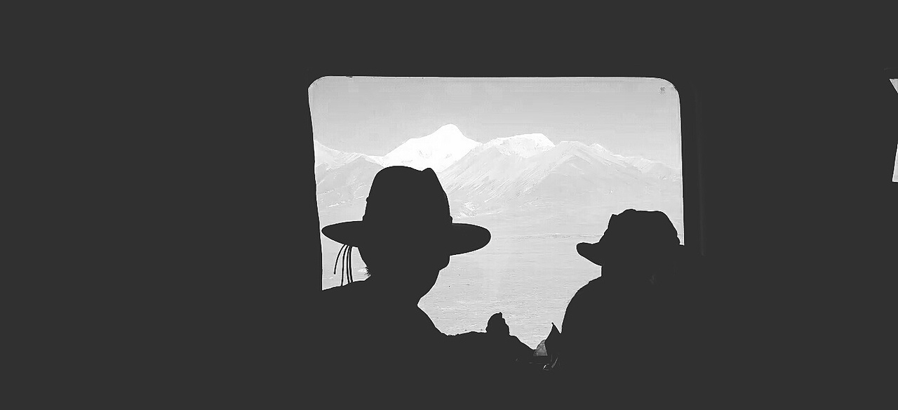 两位藏族同胞在讨论远处的雪山,念青唐古拉,山的那边有纳木错。