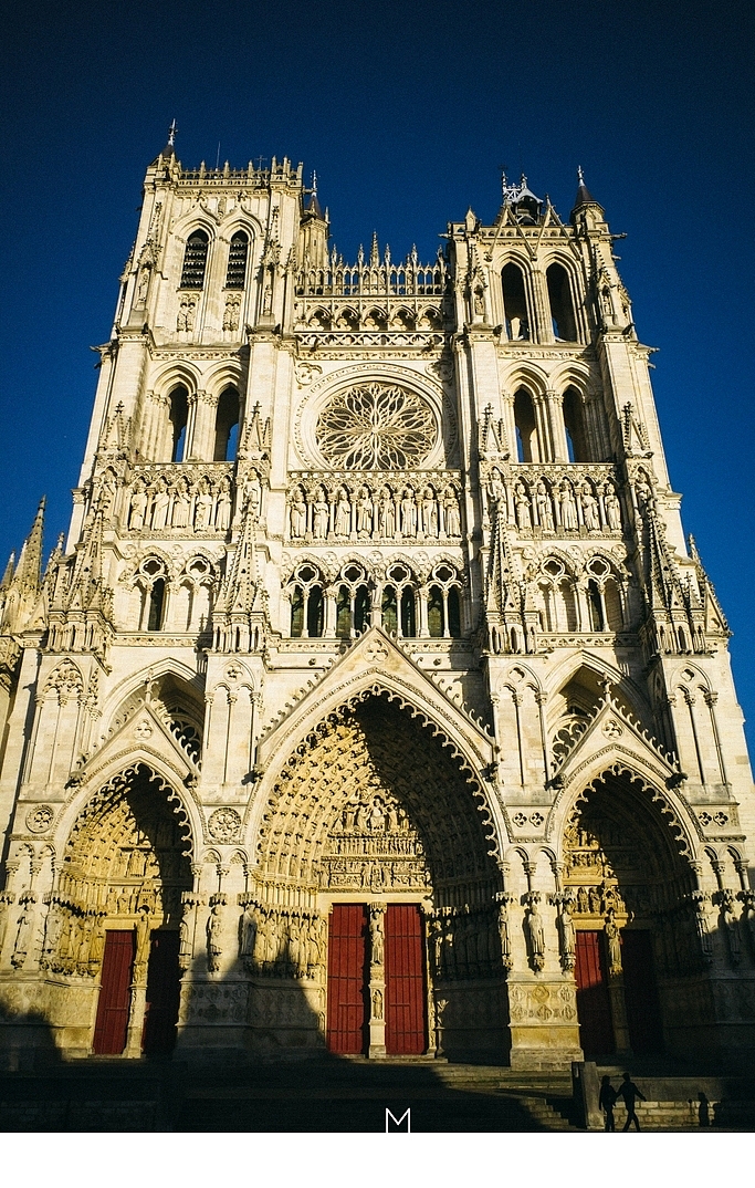 左右塔楼存在着微妙的差异,而且,它的体量几乎是巴黎圣母院的两倍