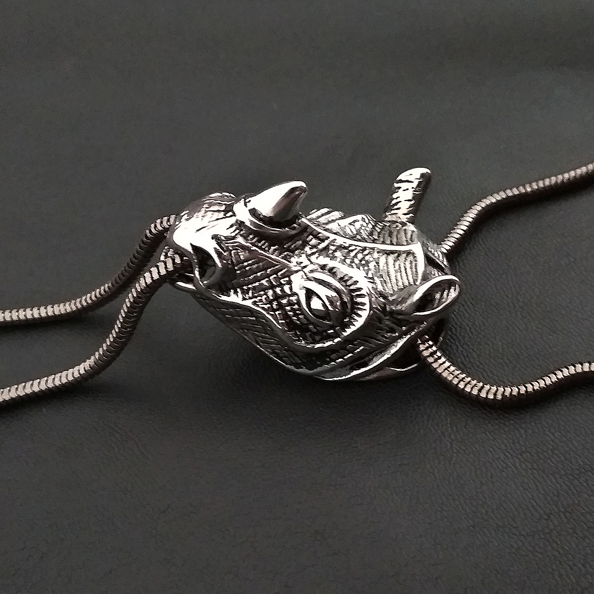 犀牛头bolo tie 波洛领带钛钢吊坠挂件饰品毛衣链挂饰
