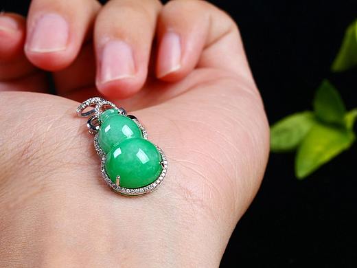 翡翠拍摄-满绿饱满葫芦吊坠