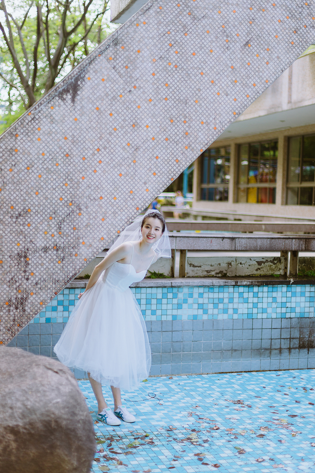 在夏天结束之前穿上小裙子拍照