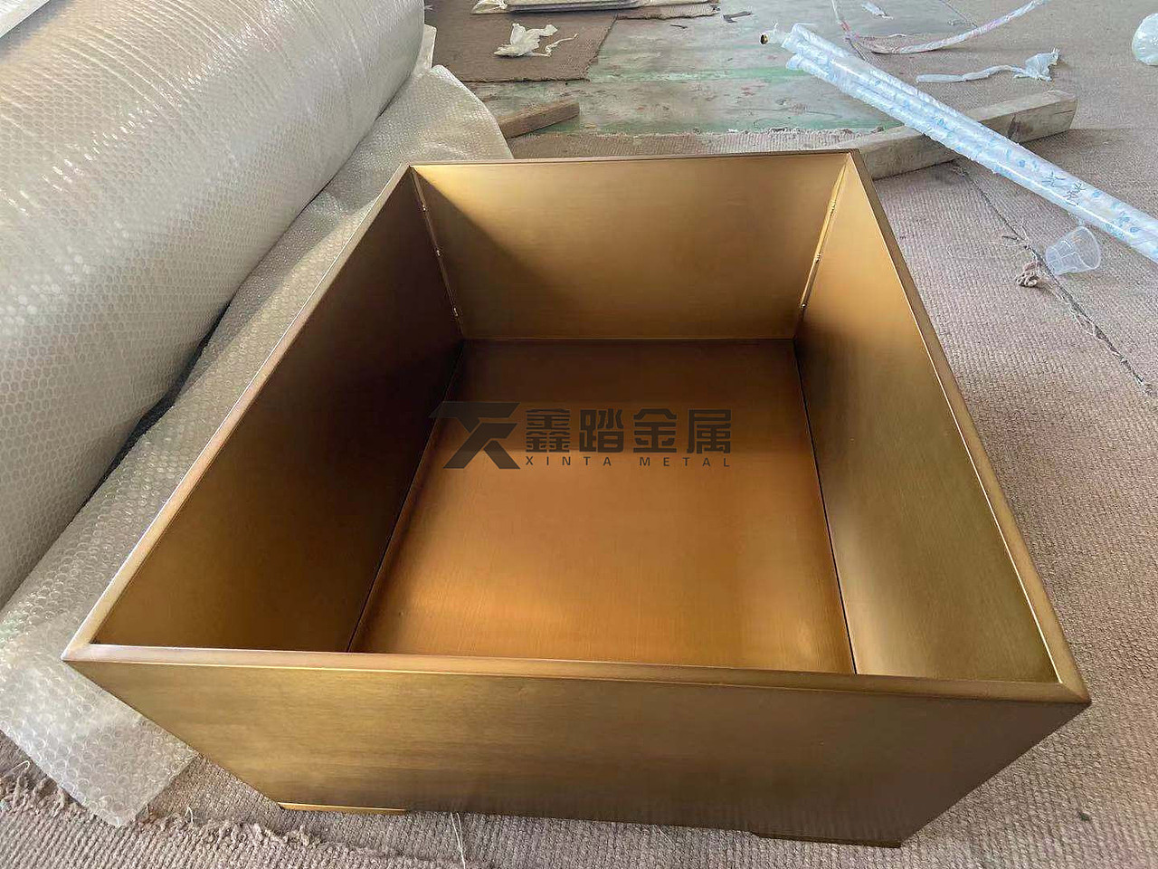 304不锈钢古铜花钵、艺术不锈钢花箱弥补了单一的缺陷