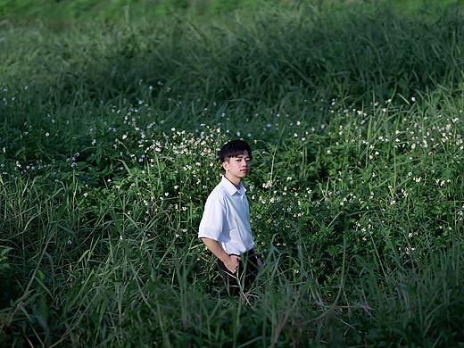 白衣少年∣总有一天 有一个人手捧鲜花 只为你而来