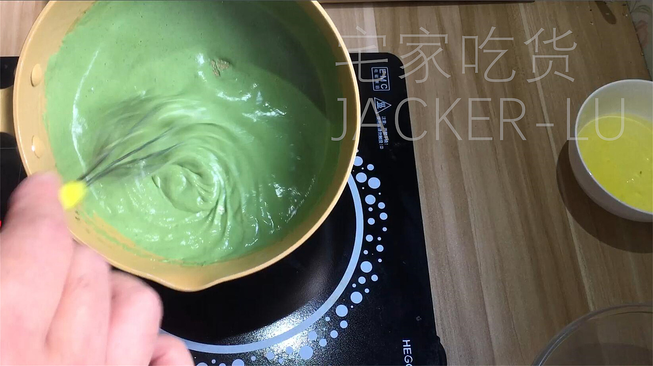 抹茶舒芙蕾,清幽与浓郁交相辉映,让人不禁心驰神往。