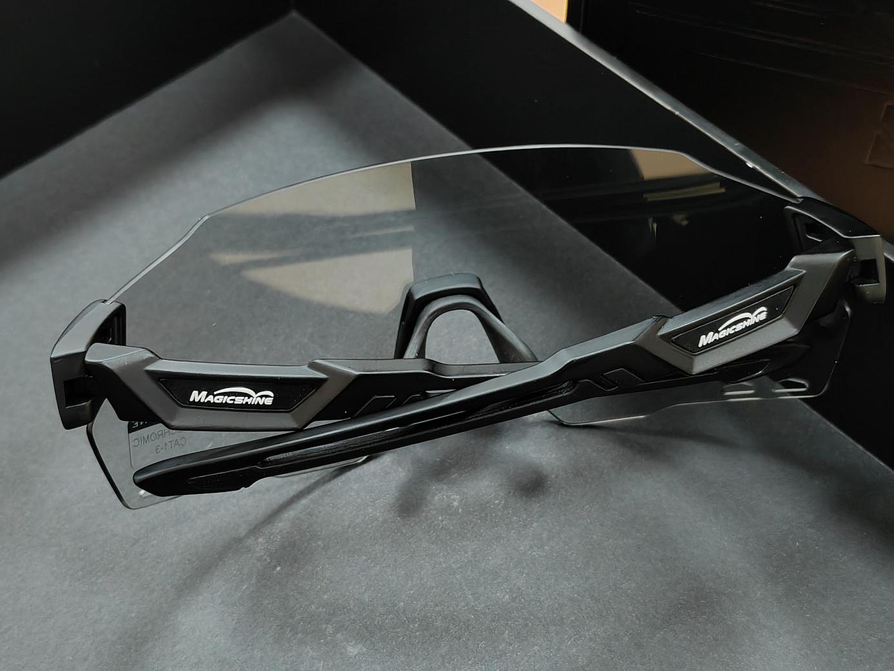 迈极炫破风者变色骑行眼镜WB003B变色款