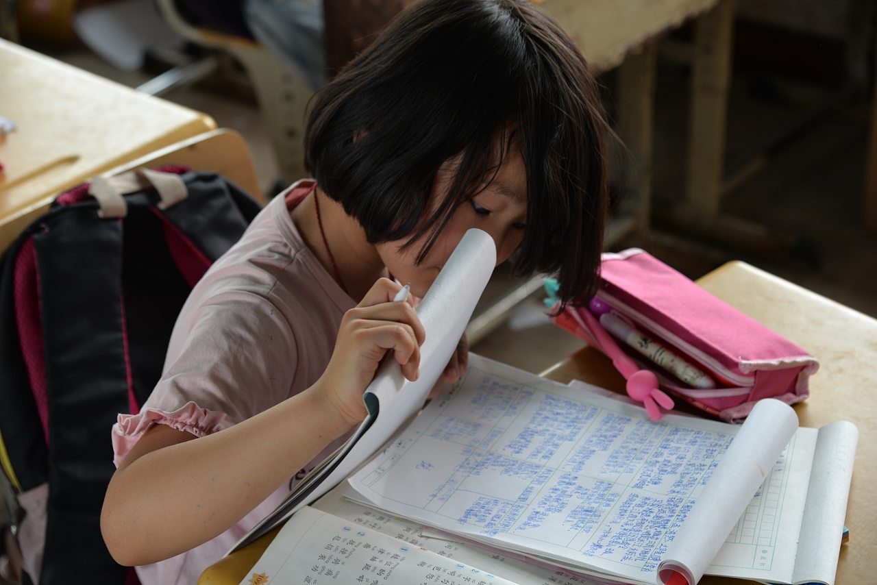 吉林省某贫困县,一名因家庭条件即将辍学的女孩.