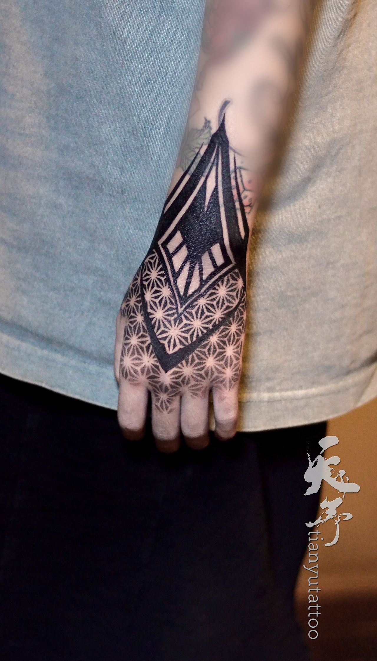 图腾手背 (天予刺青·孙嘉轩作品)