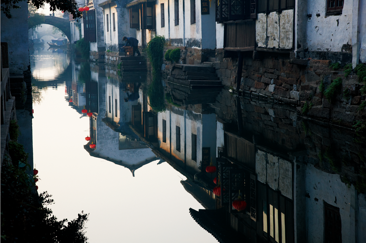 周庄古镇是一个典型的江南水乡小镇，有中国第一水乡之美誉，清晨|周庄古镇|江南水乡|水乡_新浪新闻