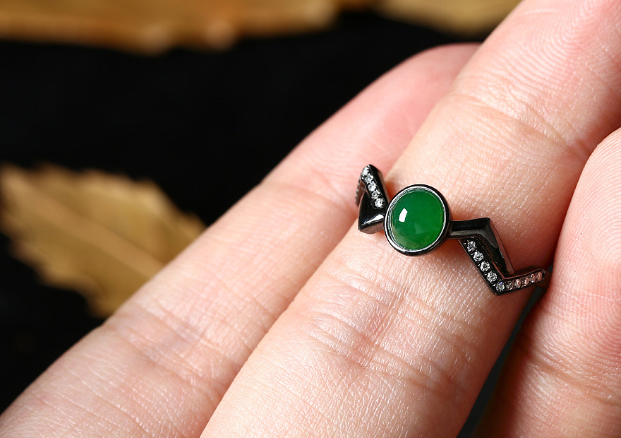 翡翠摄影-蛋面镶钻黑金戒指