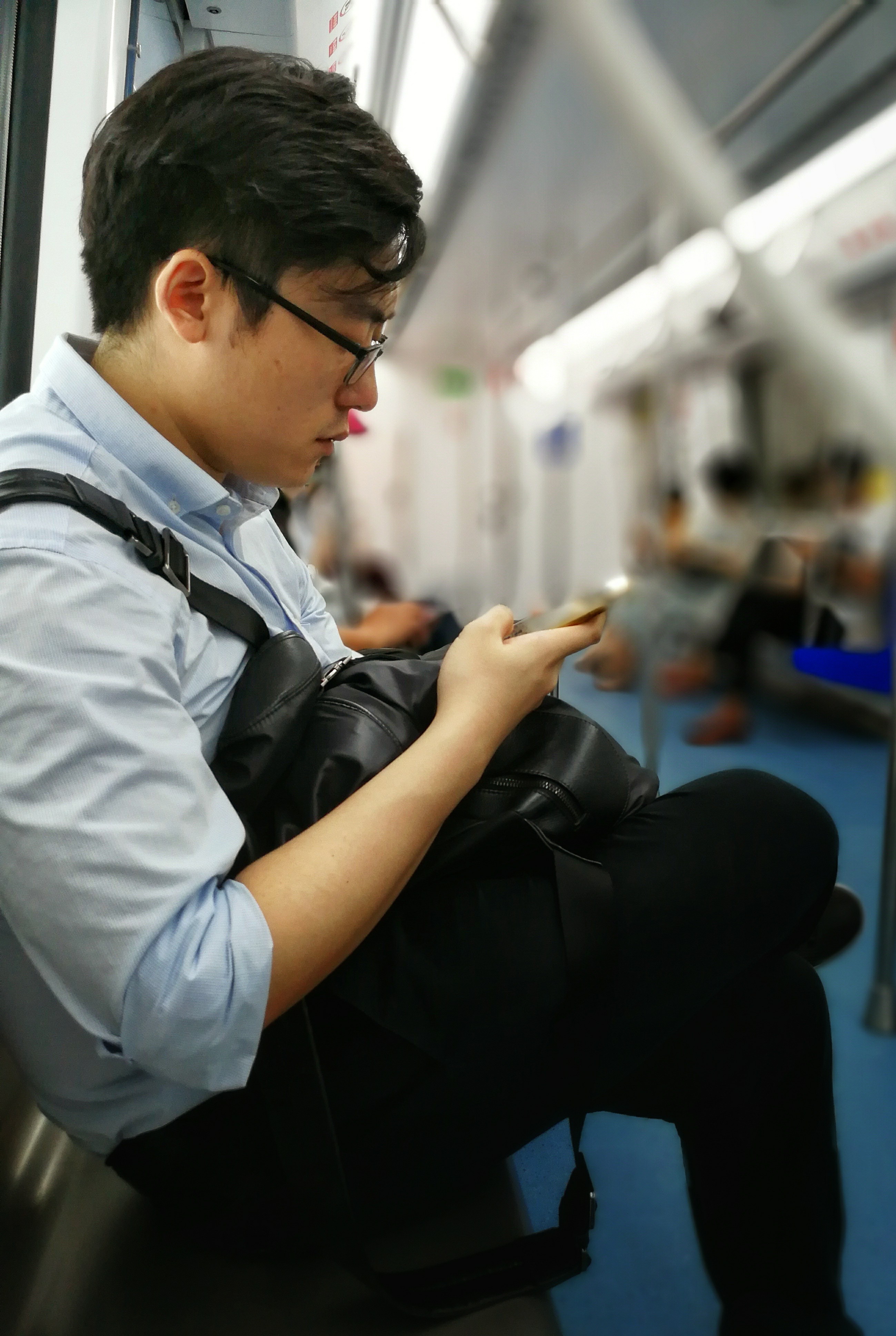 地铁上的低头一族|摄影|人像|w王锐 - 原创作品 - 站酷 (zcool)