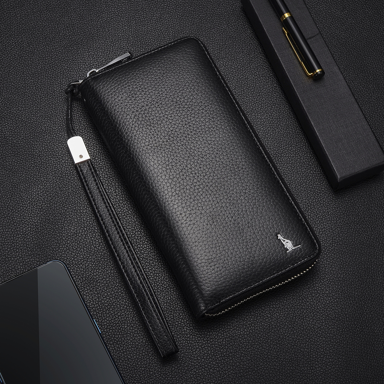 男皮夹拍摄练习,首次拍,入射角没有找好。背景反光了