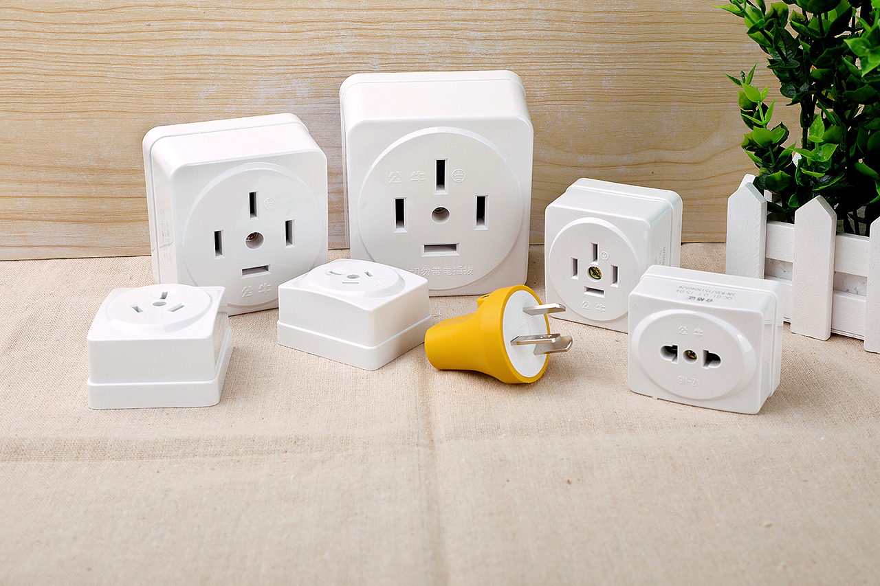 公牛插座插头 静物 白底图场景图摄影