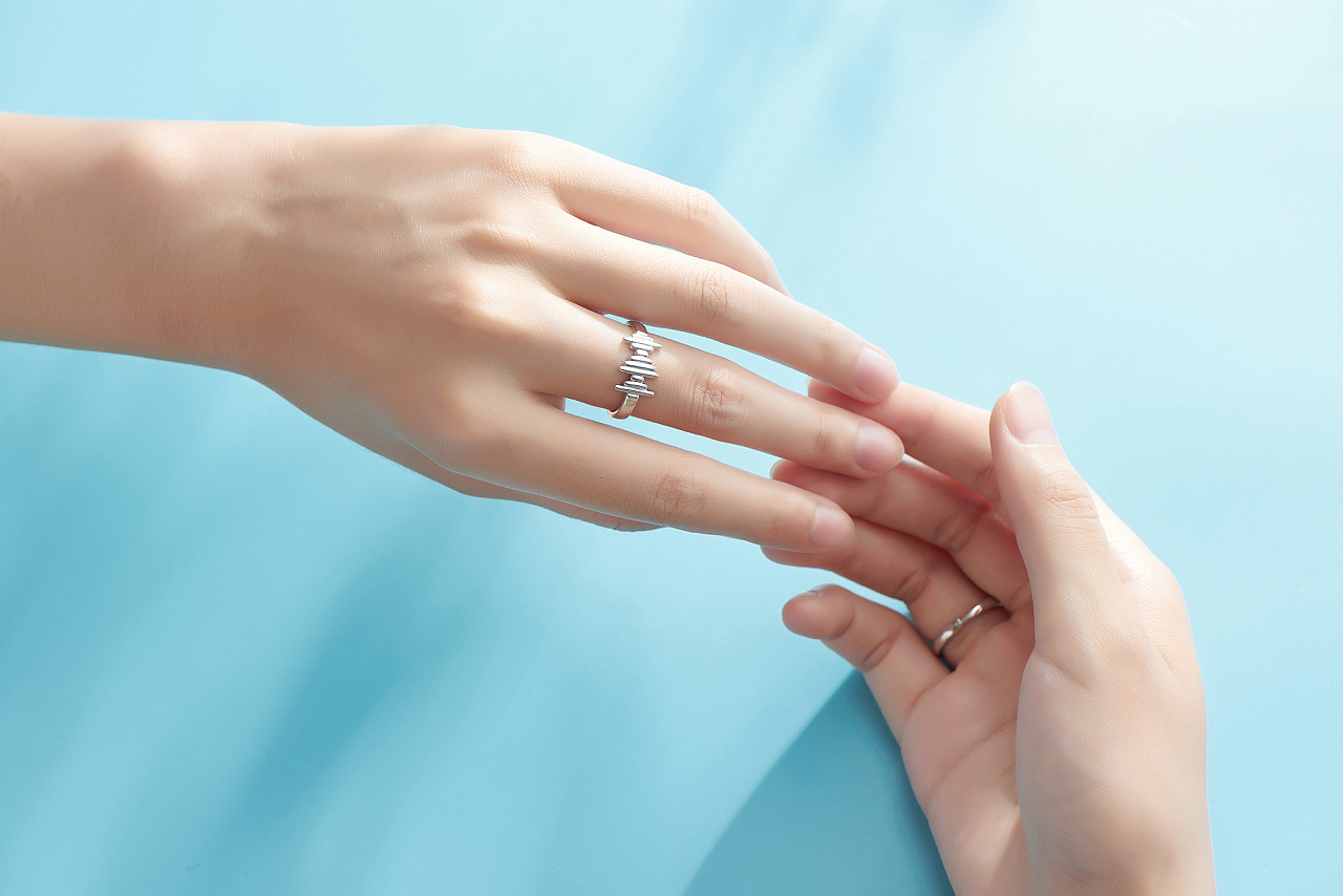 十个手指戴戒指的意义 不同手指戴戒指分别代表什么？ – 我爱钻石网官网