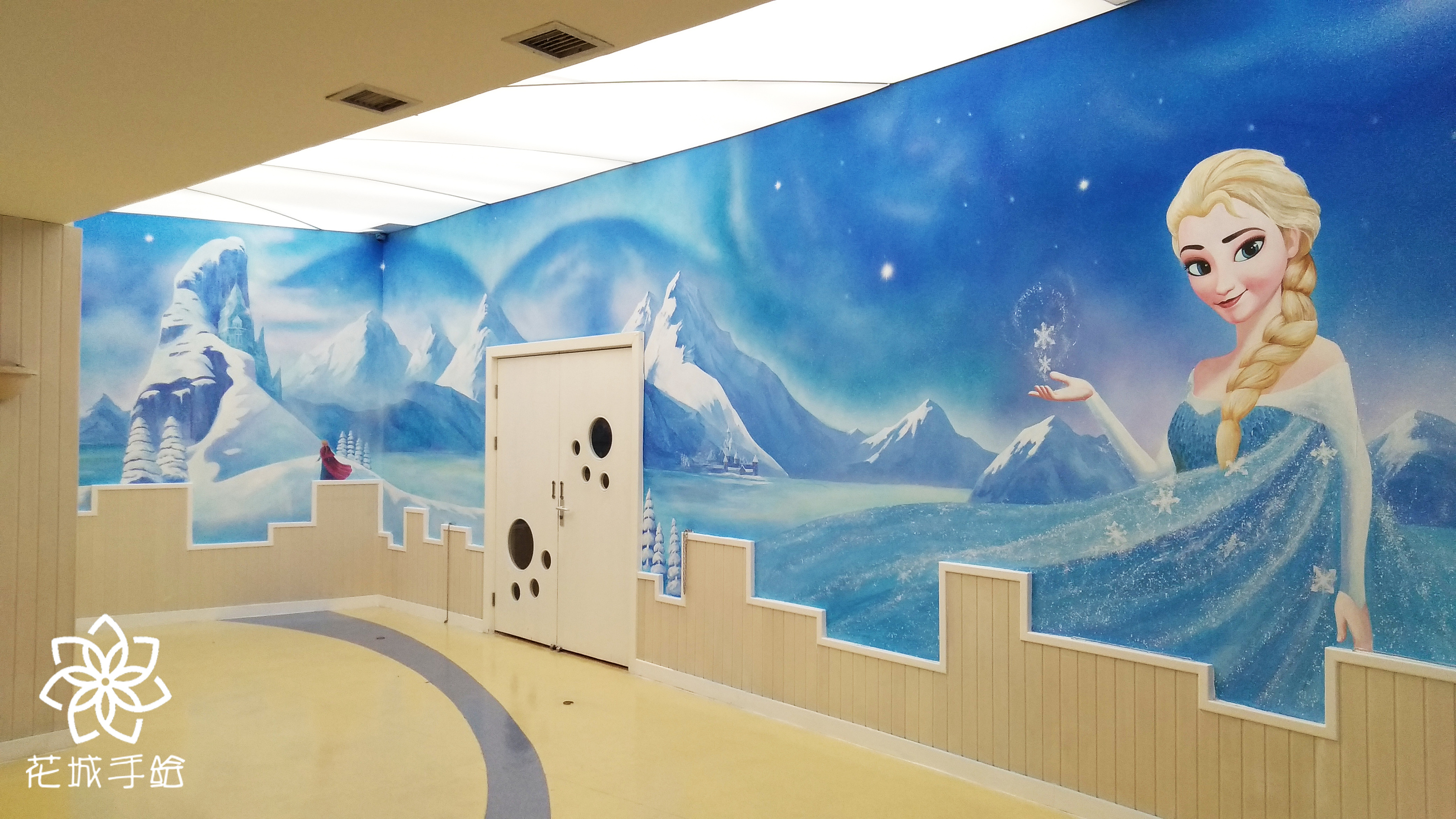 幼儿园彩绘冰雪奇缘墙绘现场