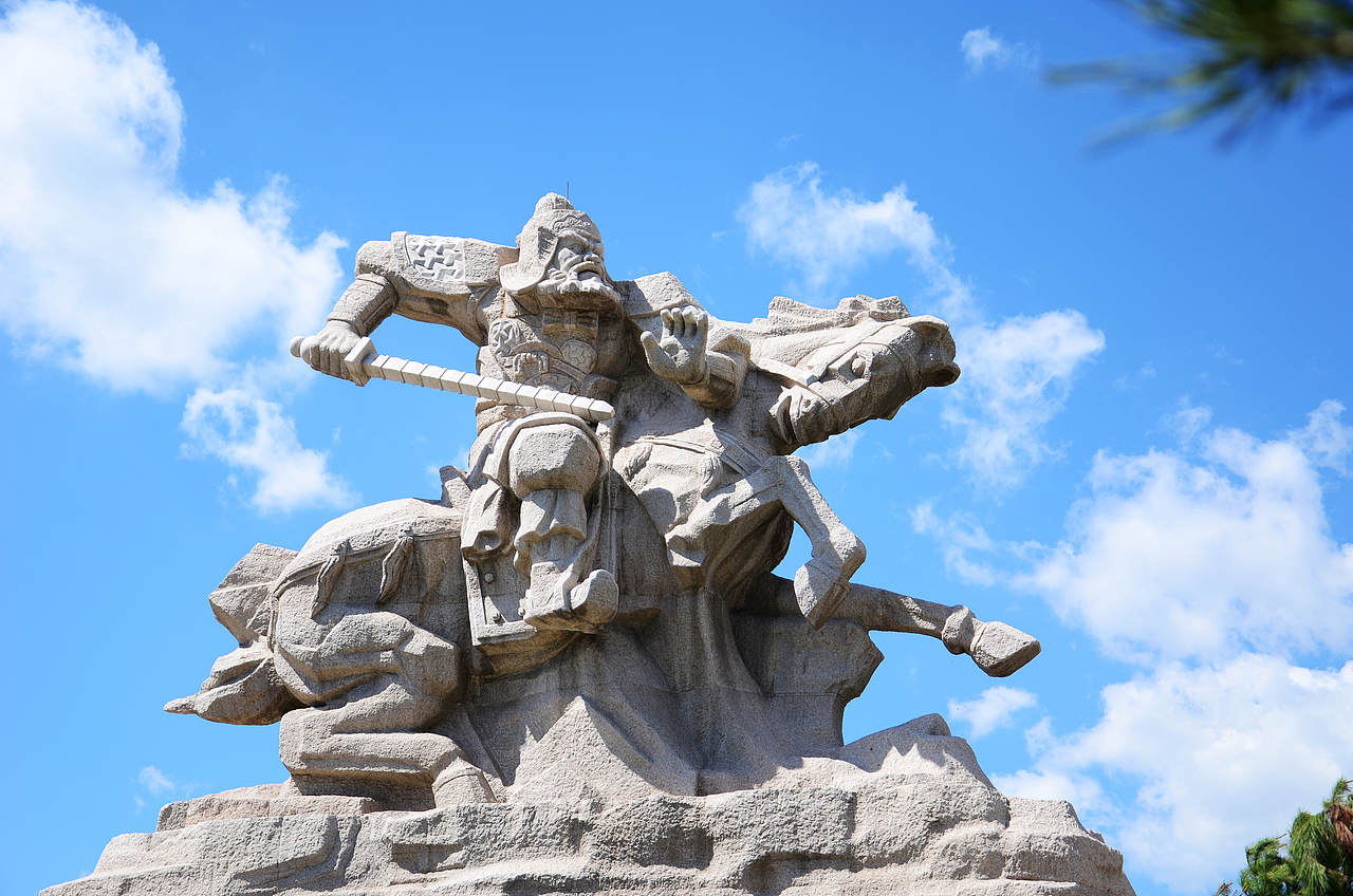 门神尉迟恭雕像