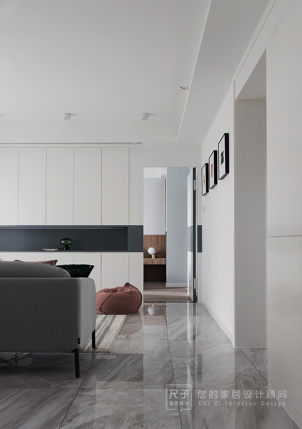 隐形门设计让客厅与主卧既相互独立又不失为一个整体,太空灰开放格