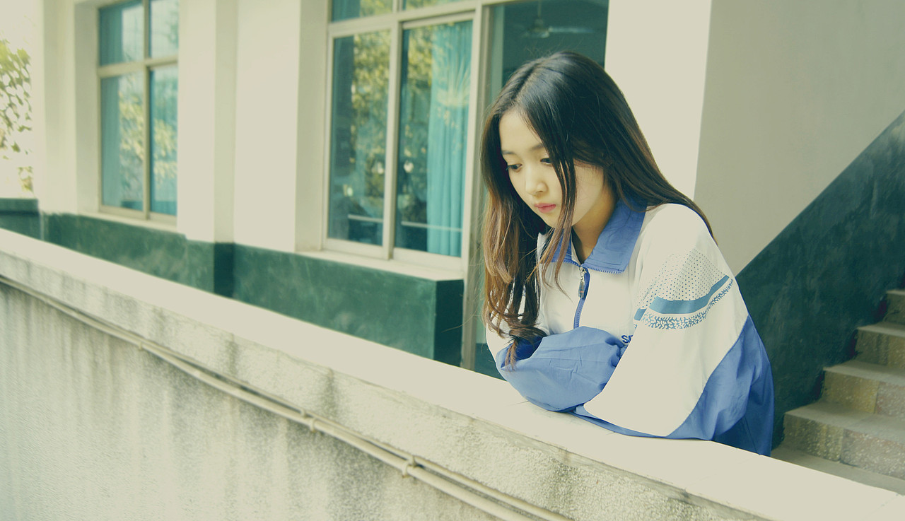 校服（图ZMTM4ODEyNTY=） - 人像摄影 - 站酷设计师匿名的苹果原创素材 - 站酷ZCOOL