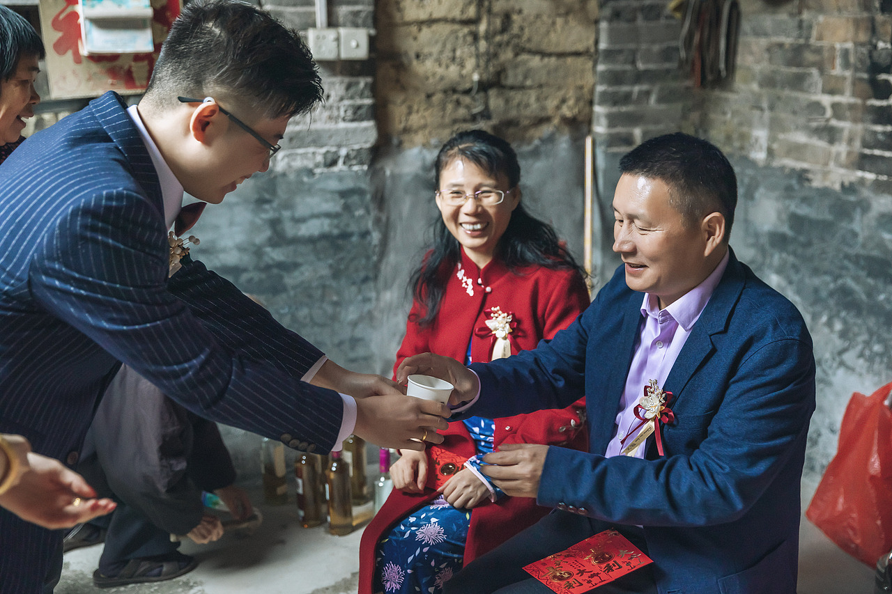 新郎给新娘家人敬茶