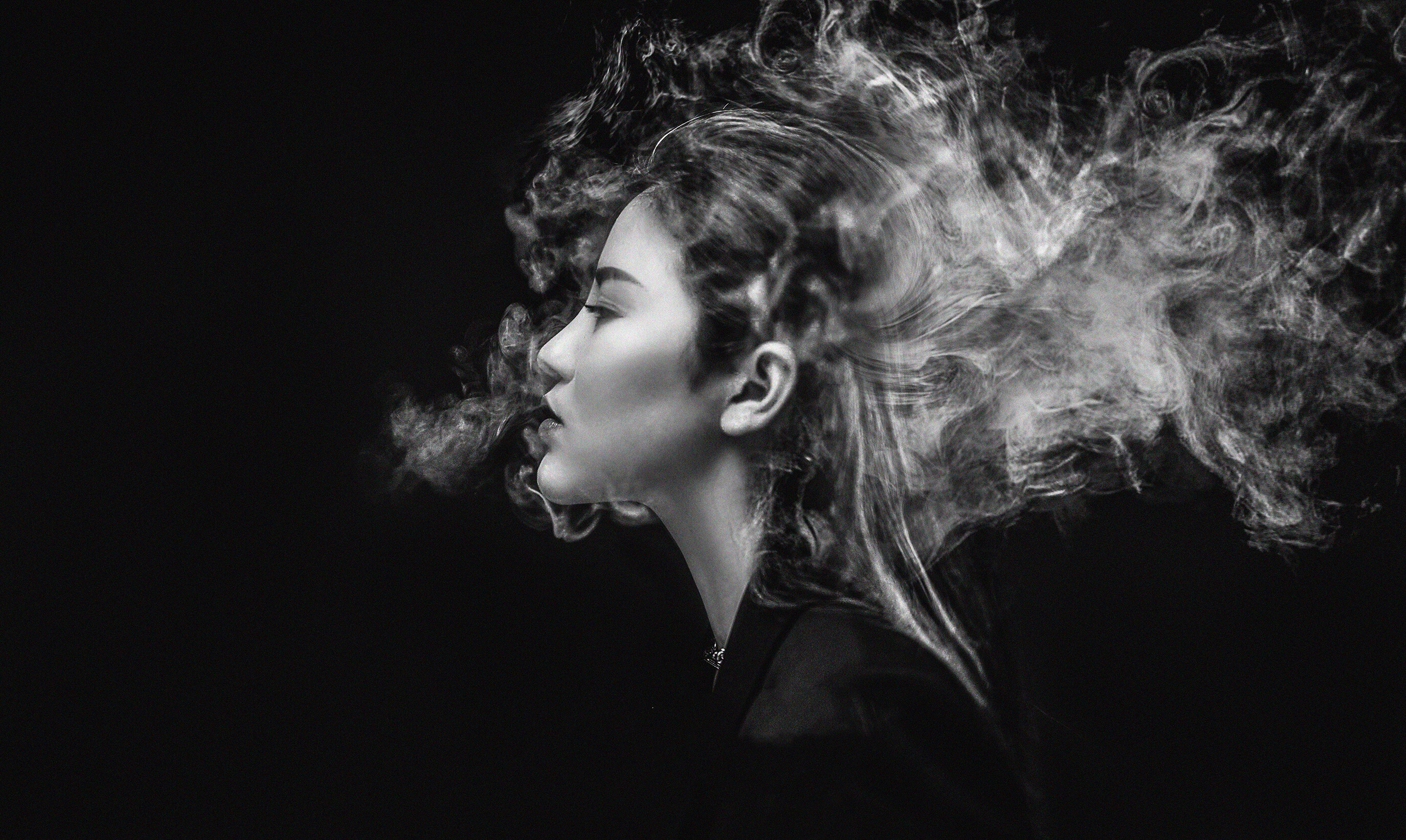 女人烟雾缭绕的图片图片