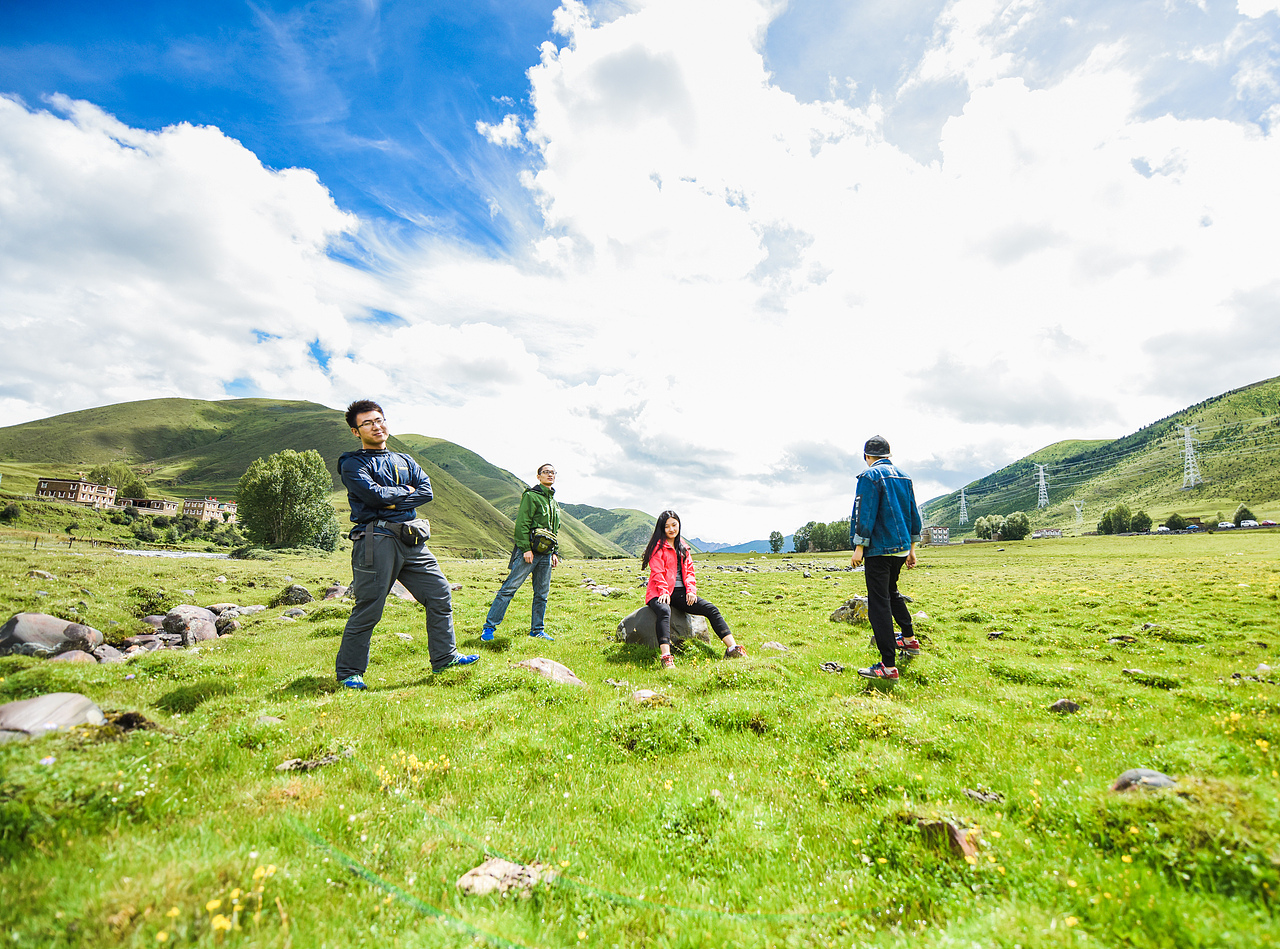 新都桥,以为自己很帅的四个人(出发第一天,很幸运认识了三个小伙伴一起同行)