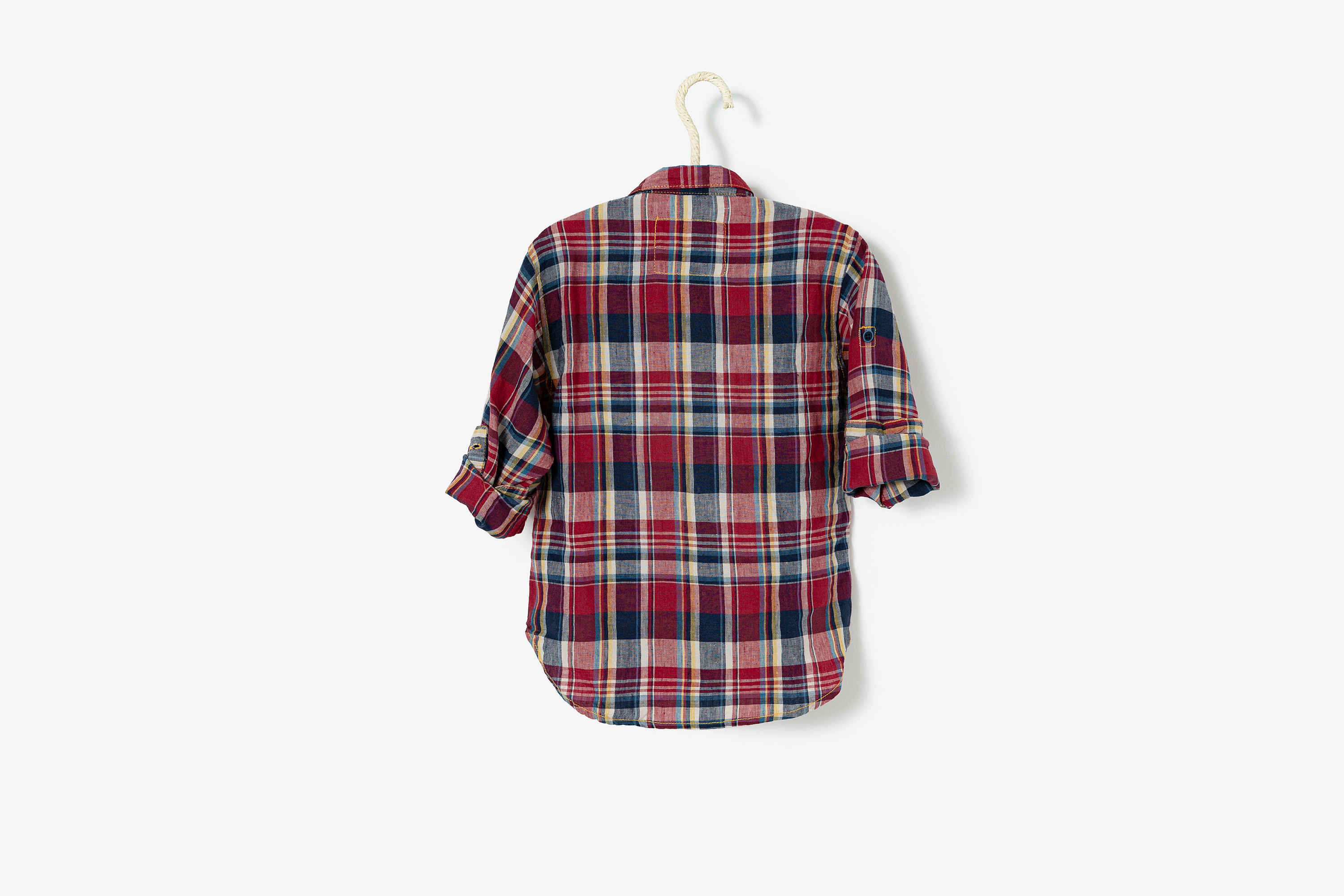 方格衬衫童装衣服服装白底静物产品拍摄图