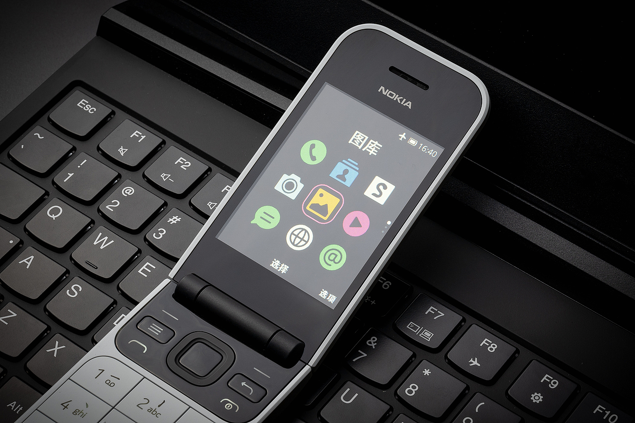 诺基亚2720翻盖手机