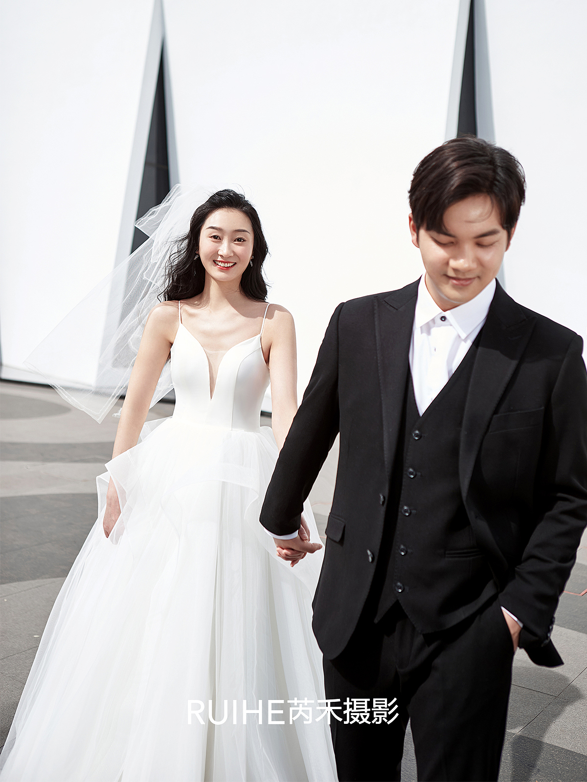 新郎穿上合身的西服,迎接婚纱加身的新娘