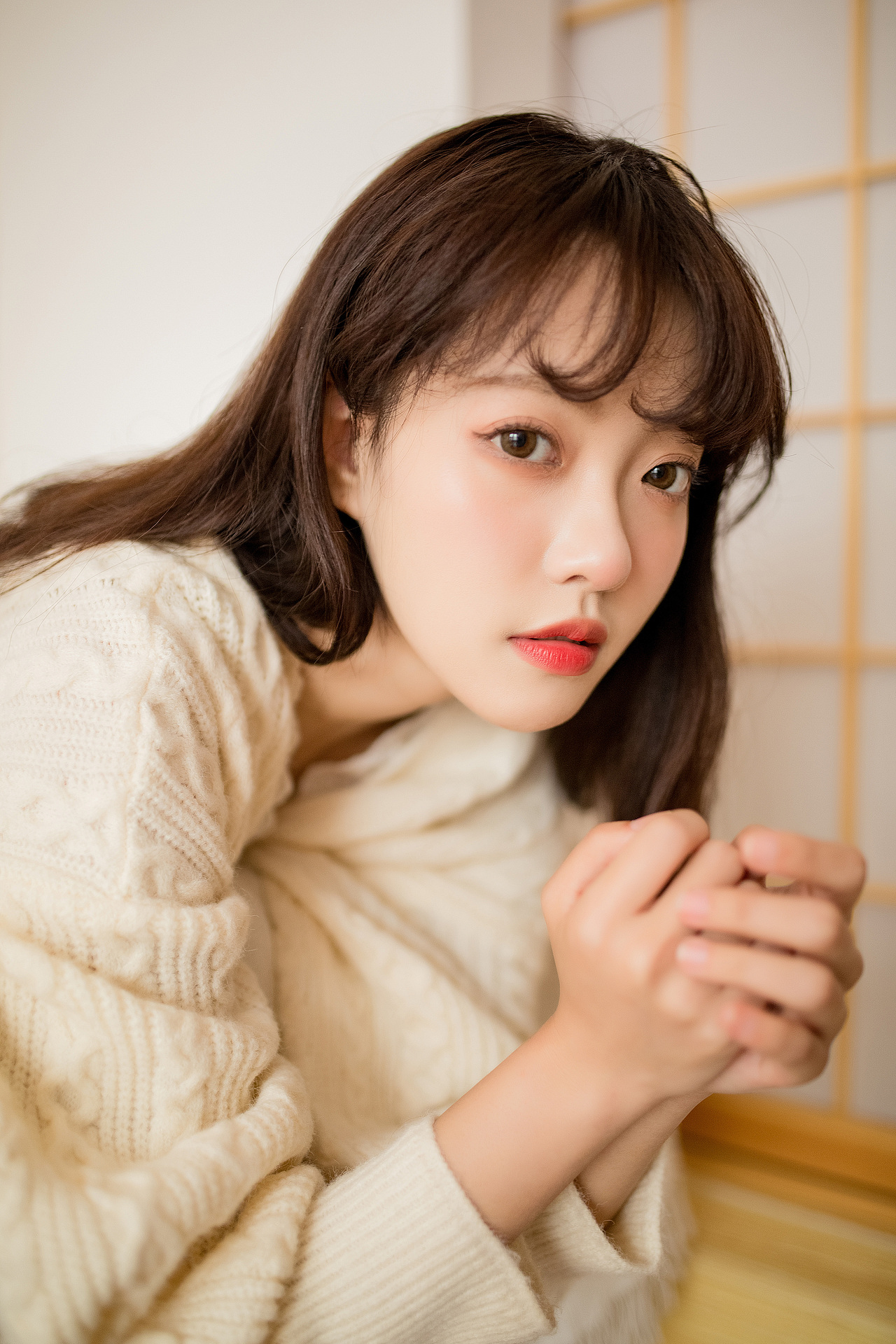 我看着你的脸，轻刷着和弦