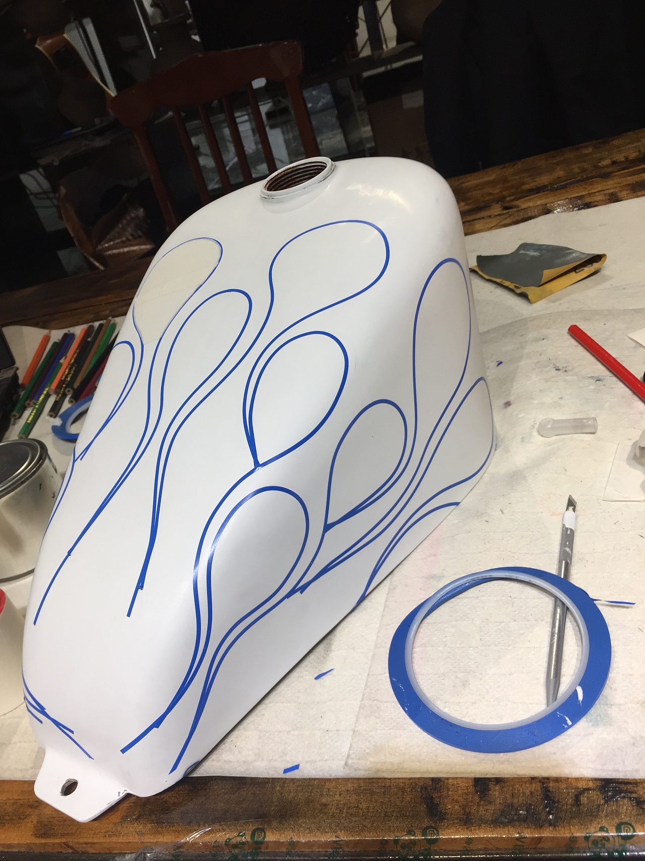 纯手工彩绘涂装了一个摩托车油箱