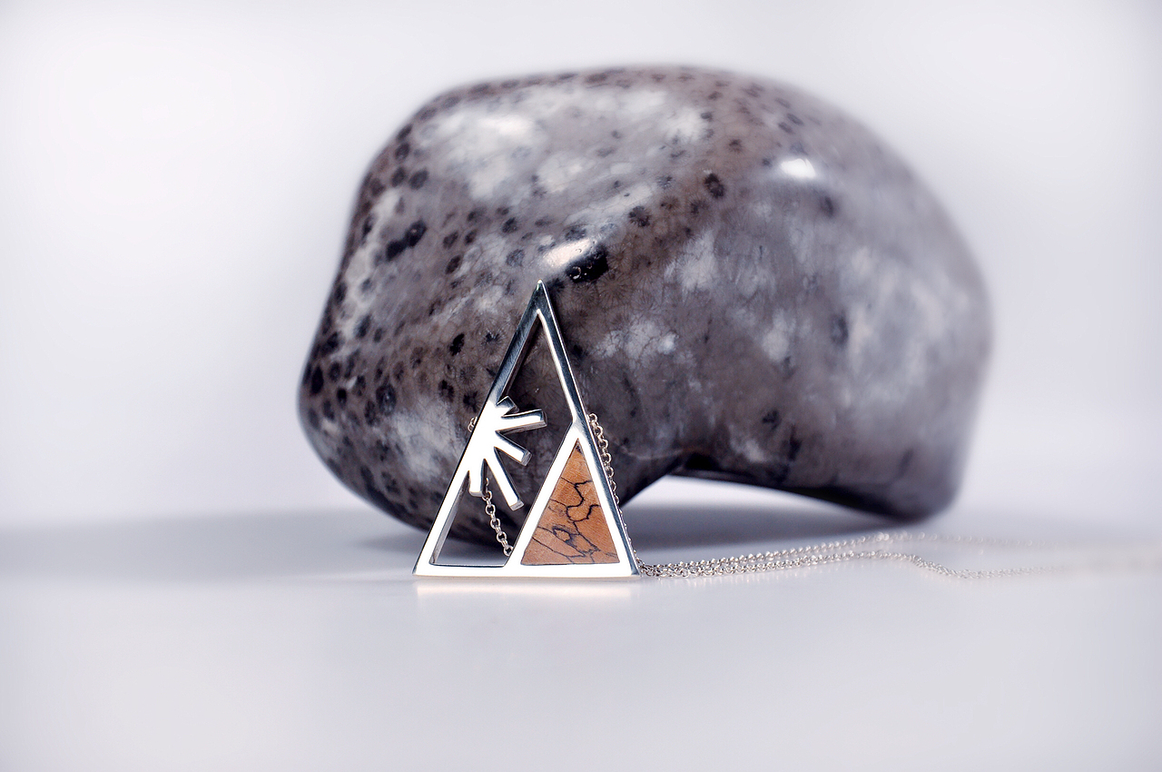 【花】成品图
&lt;br&gt;----------------------------&lt;br&gt;&lt;br&gt;當我還是一隻蜜蜂的時候&lt;br&gt;妳恰好還是一個花骨朵兒&lt;br&gt;晨露時，夕陽里&lt;br&gt;我都在你身旁徘徊&lt;br&gt;蜜蜂也會做夢&lt;br&gt;夢境總讓我想往明日的晨間&lt;br&gt;已不記得是哪一日的晨間&lt;br&gt;妳盛開&lt;br&gt;我飛來&lt;br&gt;輕啟花瓣&lt;br&gt;醉吸芬芳&lt;br&gt;親吻妳的花蕊