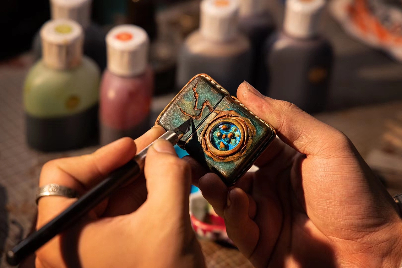 #吾熊皮具工作室😍 摄像机下工艺的细节太棒了😁（图ZMjY3OTM5MjU2） - 工艺品设计 - 站酷设计师麦小坤皮艺工作室原创素材 - 站酷ZCOOL