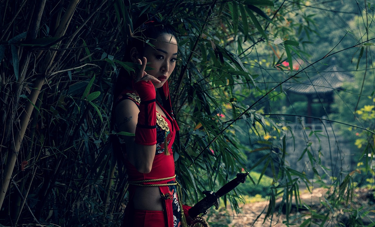 一匹黑马 丨 性感侠女