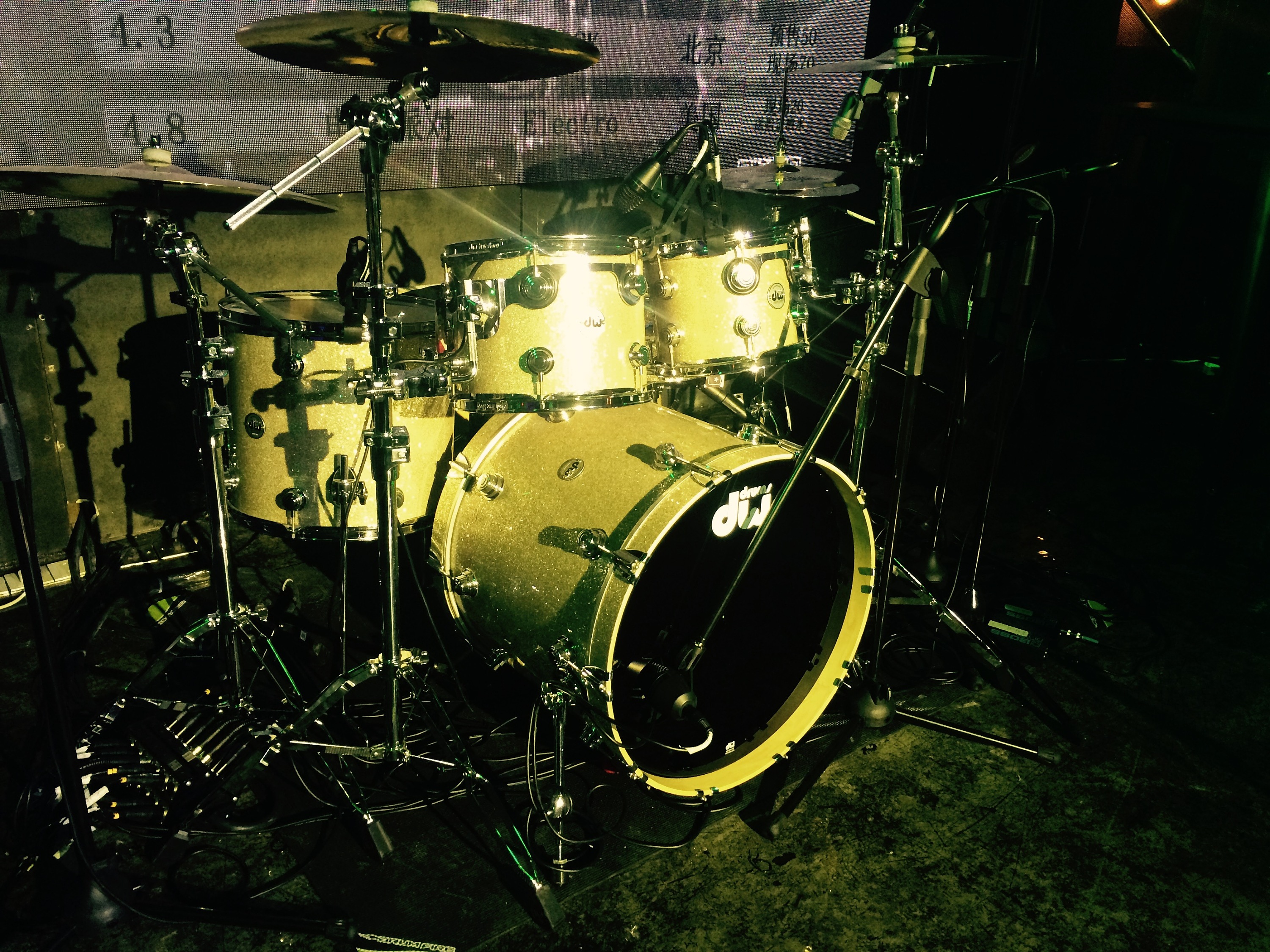 珠海涂鸦 【雾点原创涂鸦】珠海发条橙子livehouse酒吧