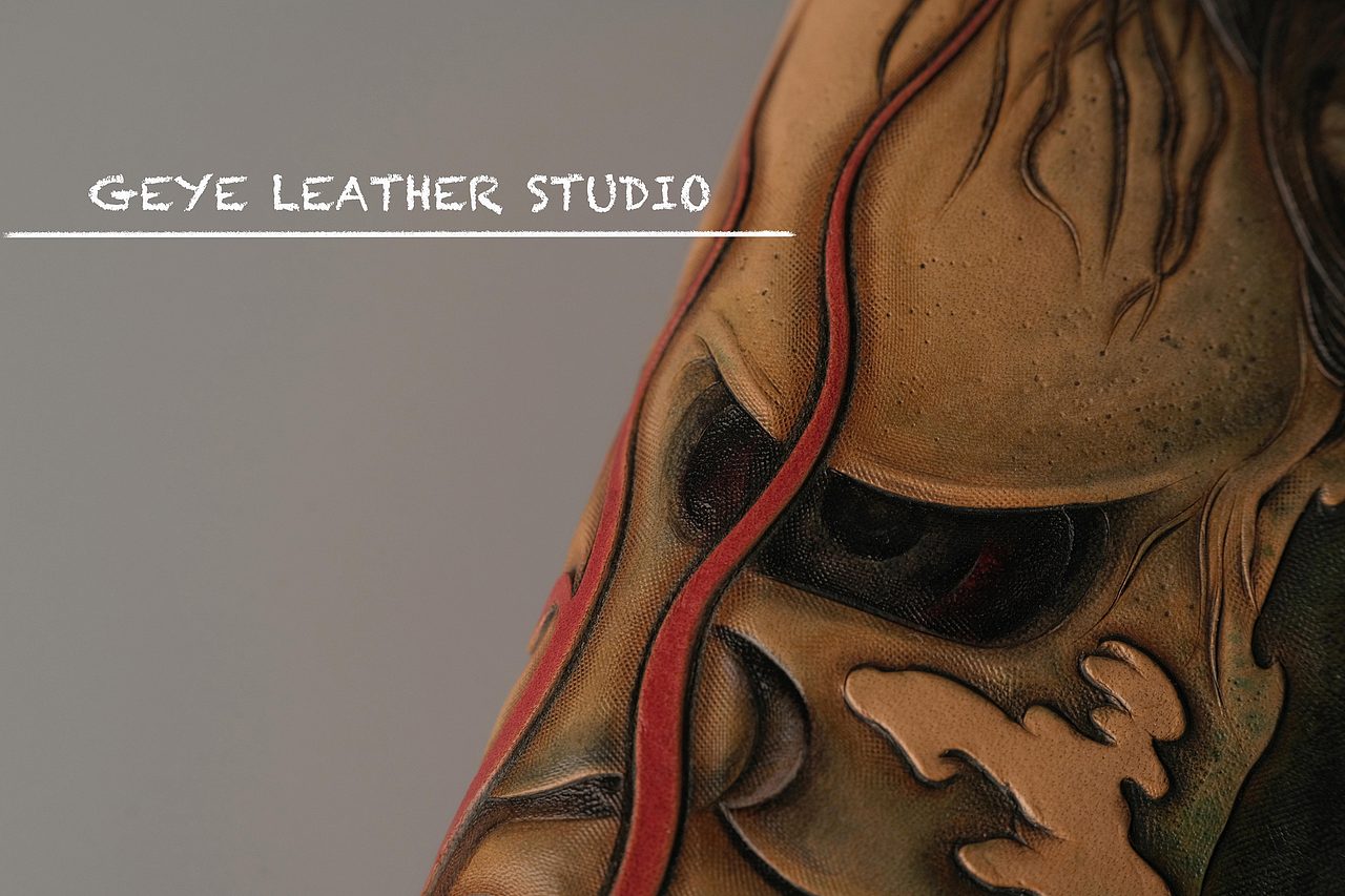 每当睡梦醒来,
她总会发现自己长长的黑发上沾有从未闻过的焚香气味,<br>对于此,她都是全然不知的<br>其实那正是诅咒葵上时所焚之香的气味。