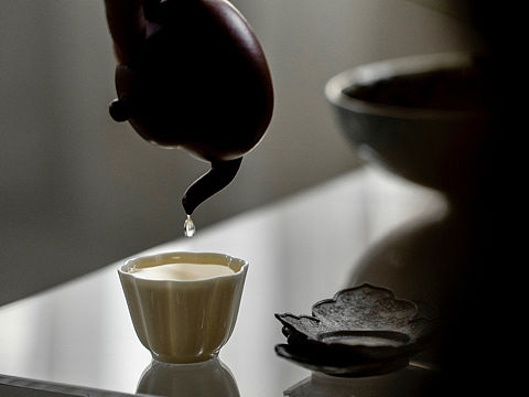 茶具摄影|白瓷花口小茶杯