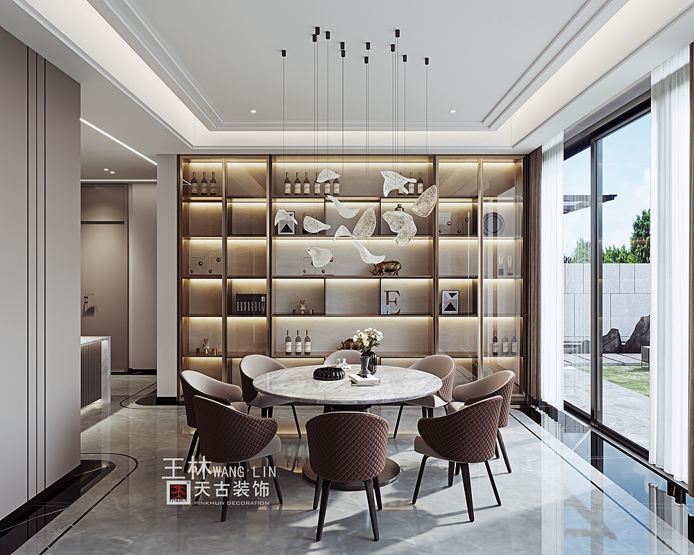 温馨柔和的灯光，让整个空间既舒适又时尚。餐厅内增加均匀分布的嵌灯，空间整体光线会更加柔和，形成一个轻松的用餐环境。餐厅天花独特的长吊灯处理，增加就餐时的趣味。