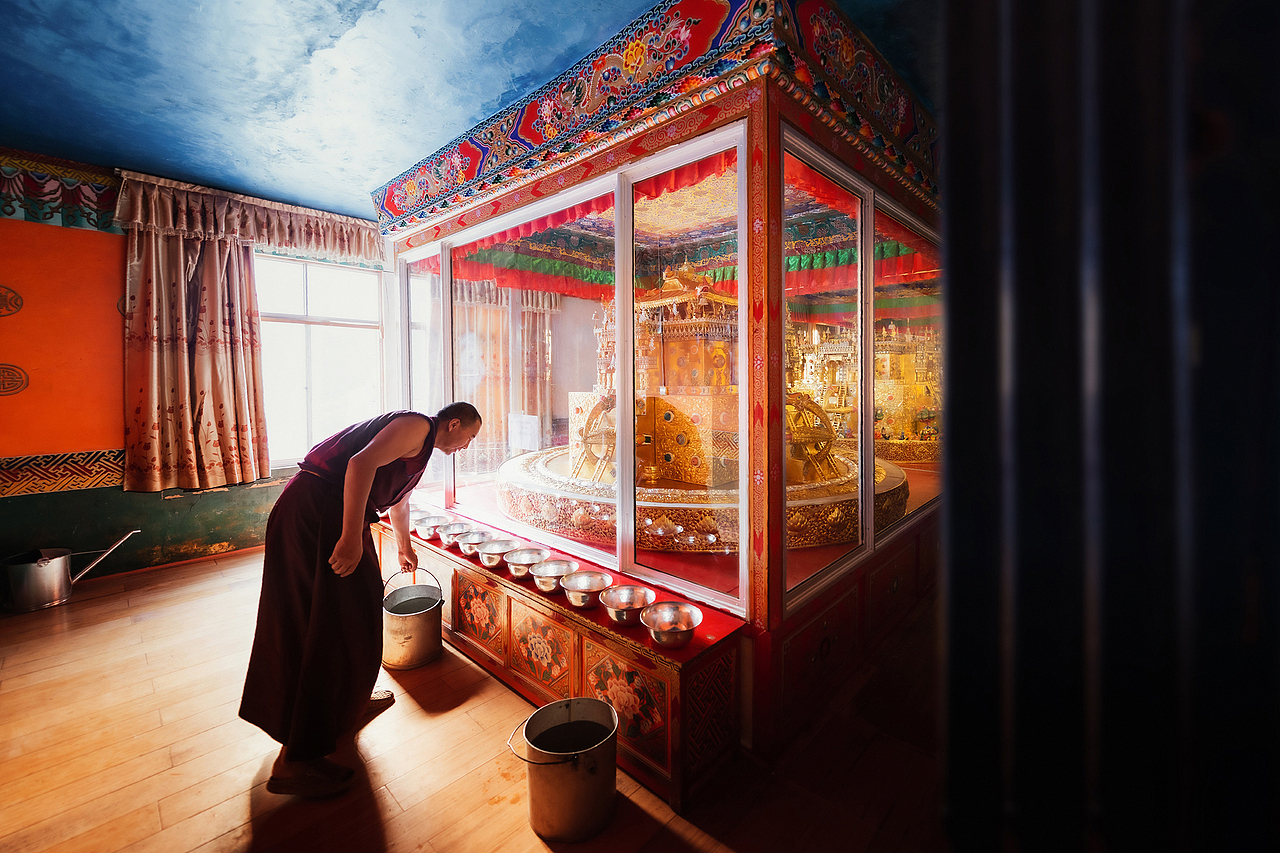 藏东第一大寺强巴林寺雄踞在澜沧江源头,矗立在古冰河切割而成的红壤层上。传说格鲁派创始人宗喀巴十六岁时,路过扎曲和昂曲两河交汇之地,预言这里将是弘扬佛法之地。该预言最终兑现,由宗喀巴的弟子西饶桑布历时八年建成。图中为强巴林寺内辉煌的金质坛城。