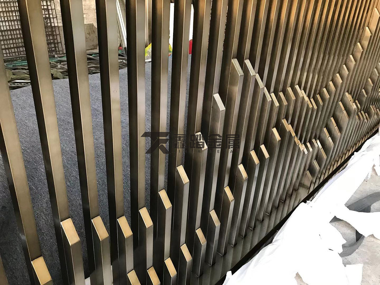 黄古铜不锈钢山形屏风格栅庭院山峦背景墙全新姿态展示