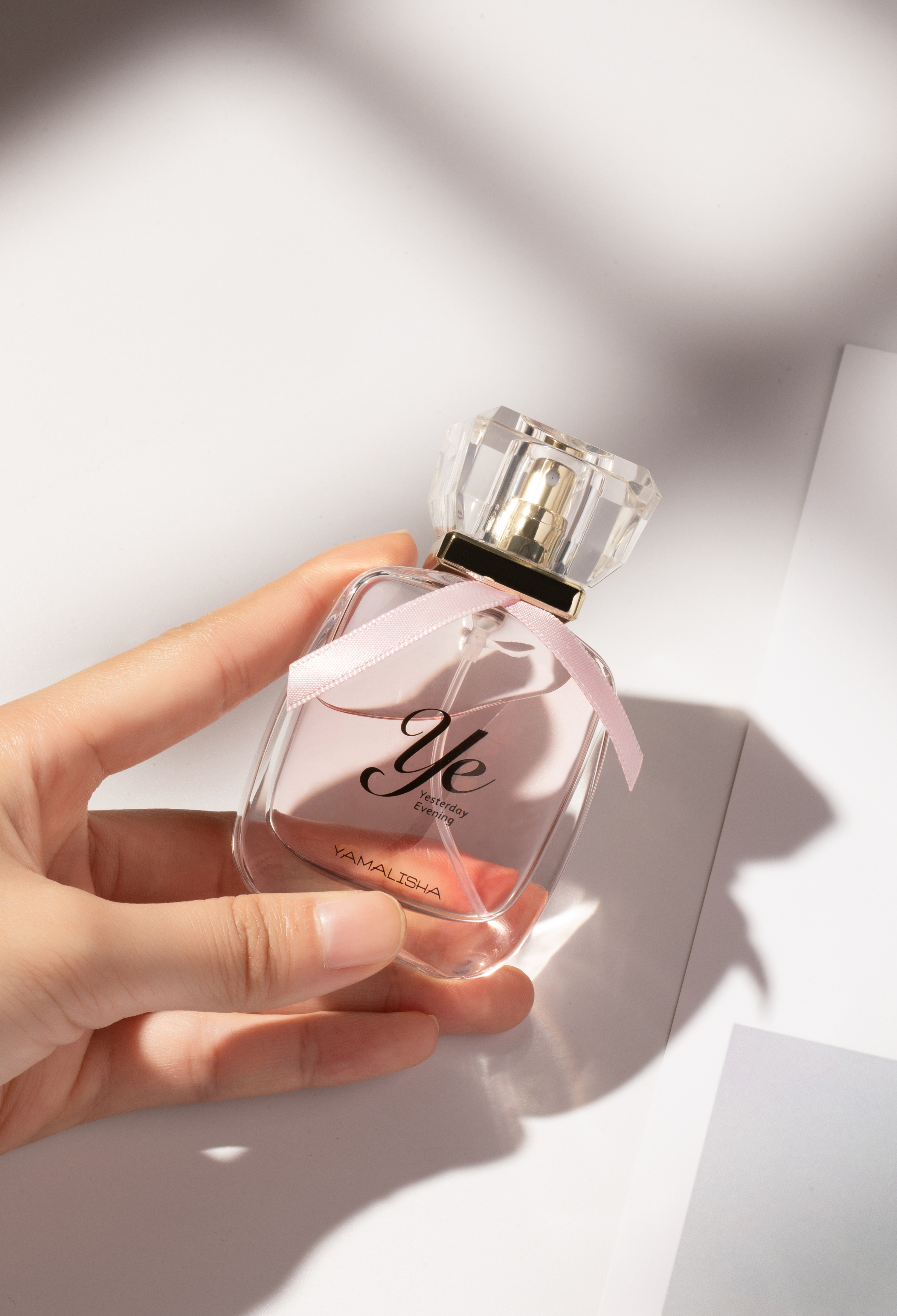 【产品摄影】亚玛莉莎香水场景图