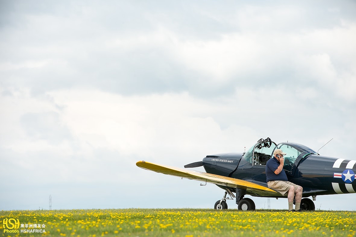 老爷子和他的AirCoupe（Ercoupe的第四代）。当时花了不到3千美金买的半报废的飞机，后来自己和儿子一起修好了。老头之前是航空工程师