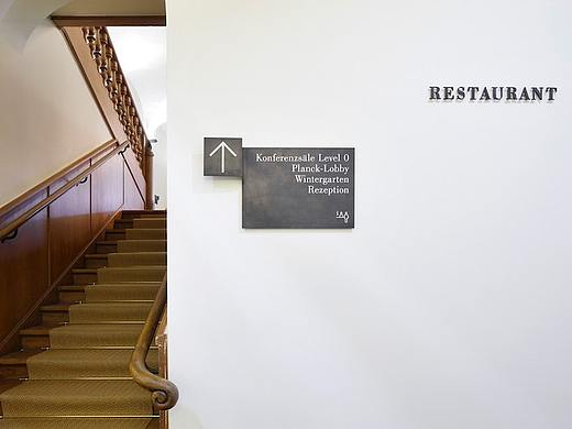 感受承载建筑历史的标识设计细节之美