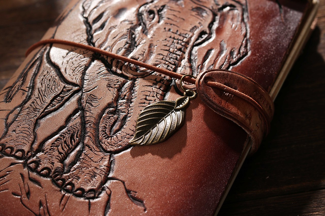 群星/ 大象皮雕本手工牛皮旅行本（图ZMTEzODY1OTA0） - 工艺品设计 - 站酷设计师群星本册原创素材 - 站酷ZCOOL