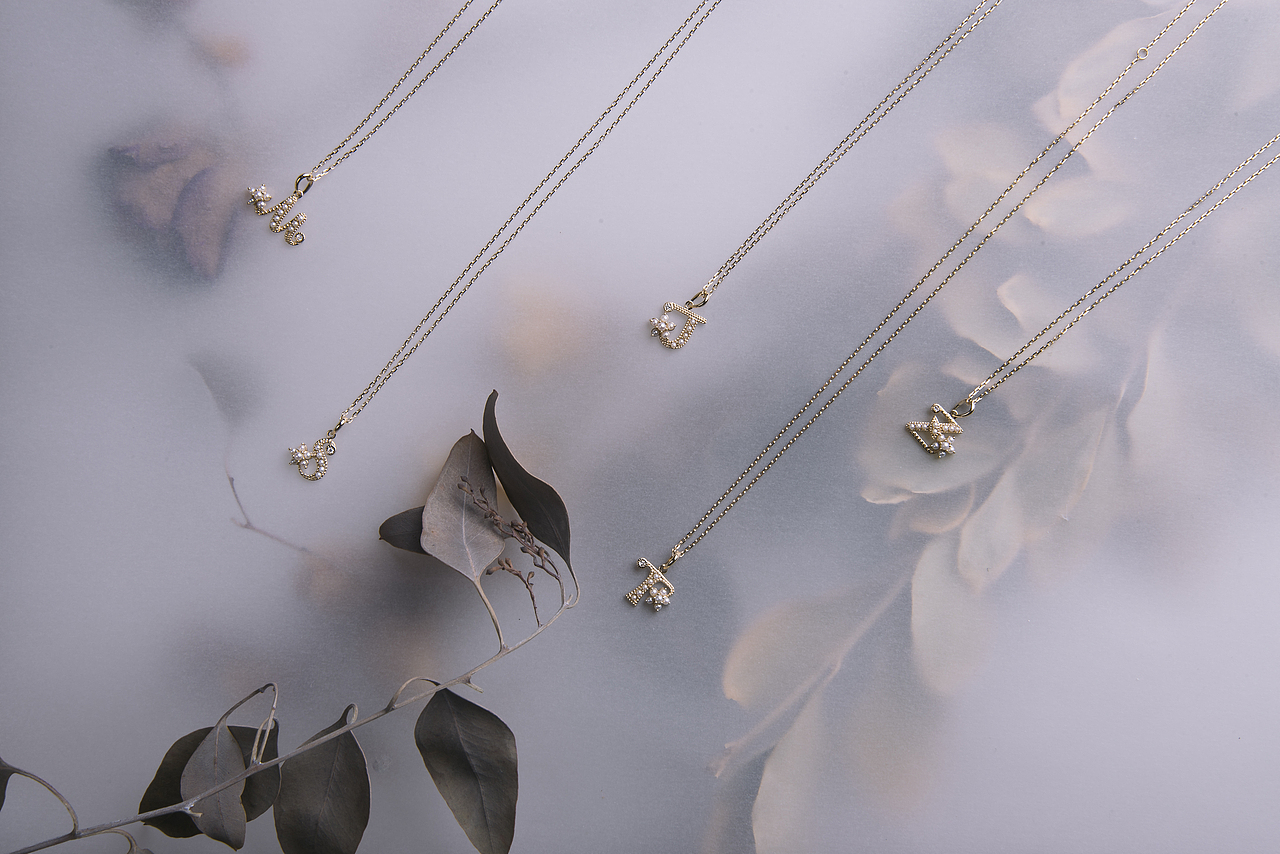 带珍珠的字母项链（图ZMTYxNzY5NTA4） - 产品摄影 - 站酷设计师Dim750原创素材 - 站酷ZCOOL