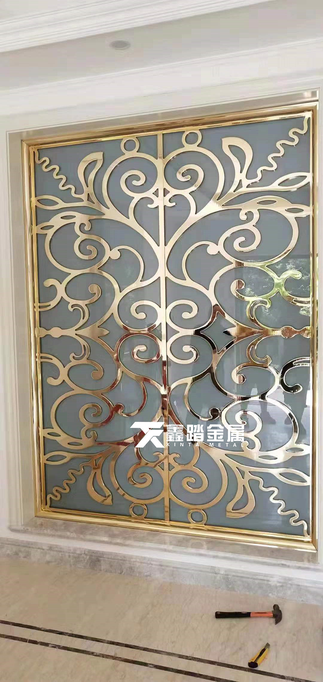 别墅欧式镜面仿金铝雕屏风款式新颖的铝艺雕花隔断图片